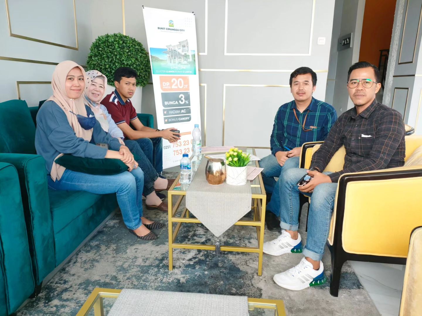 Ibu Yeni dan Keluarga membeli rumah di Cimanggu City Bogor